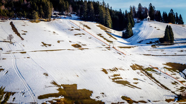 그것은 글로벌 워밍업으로 스키장의 눈을 보장 하기 위하여 열심히 된다. - cross country skiing black forest germany winter 뉴스 사진 이미지