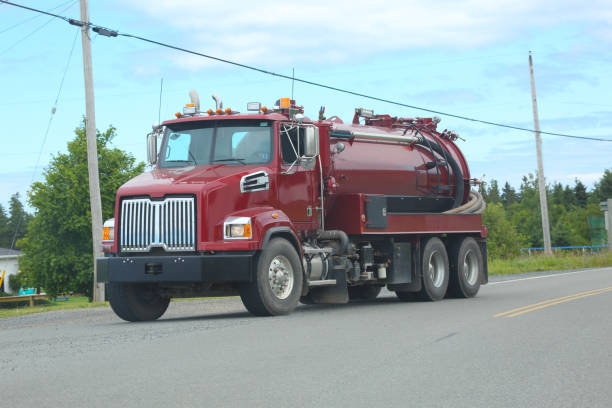 caminhão bomba usado para o transporte de água de esgoto em uma rodovia - sewage truck - fotografias e filmes do acervo