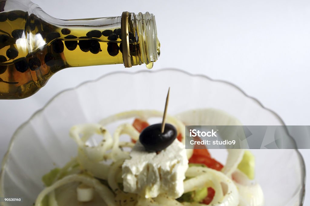 Ensalada griega con aceite de oliva - Foto de stock de Aceite de oliva libre de derechos