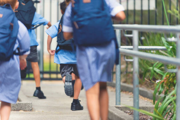 escolares de pie. - schoolgirl pre adolescent child school children book bag fotografías e imágenes de stock