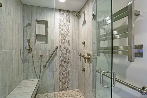 Diseño de baño contemporáneo con ducha. photo