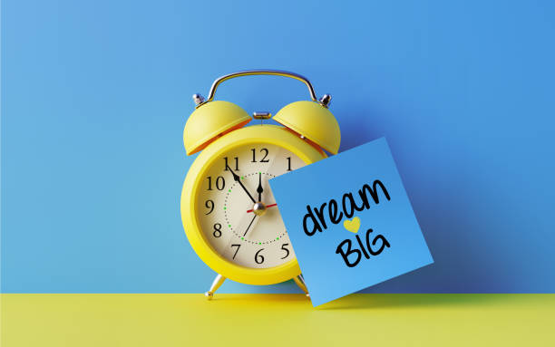 istock Alarm Clock And A Blue Post It Not Over Blue Background 905325758