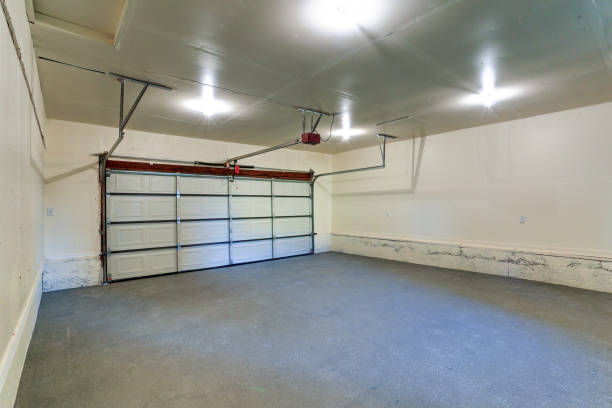 istock Interior of an empty clean garage with closed door 905326340