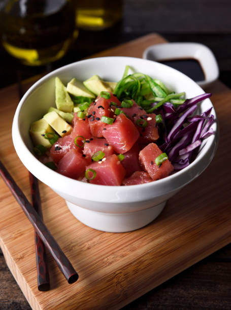 atún ahi poke bowl - wakame salad fotografías e imágenes de stock