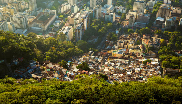 불평등-리오 데 자네이, 브라질에서 가난 하 고 부유한 사람들 사이 대조 - slum rio de janeiro poverty brazil 뉴스 사진 이미지