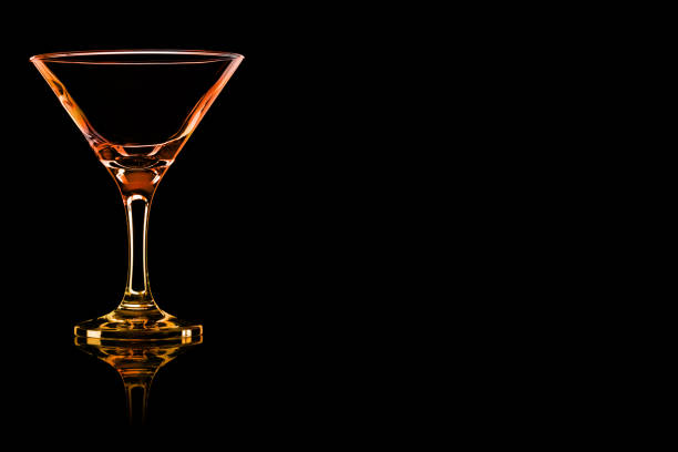 martini-glas mit feuer reflexion zu leeren. - martini brand vermouth stock-fotos und bilder