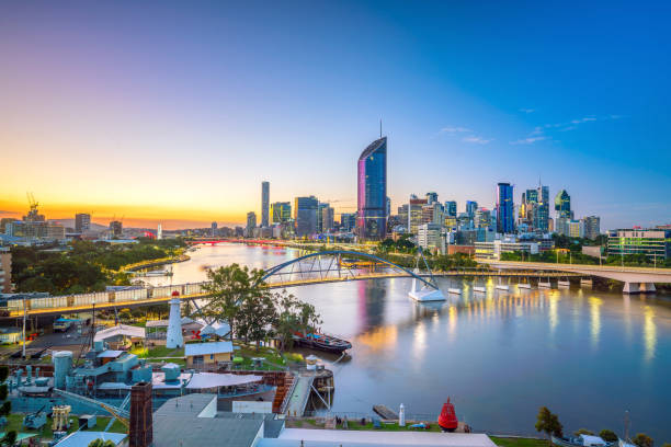 brisbane ville et fleuve de brisbane au crépuscule - queensland photos et images de collection