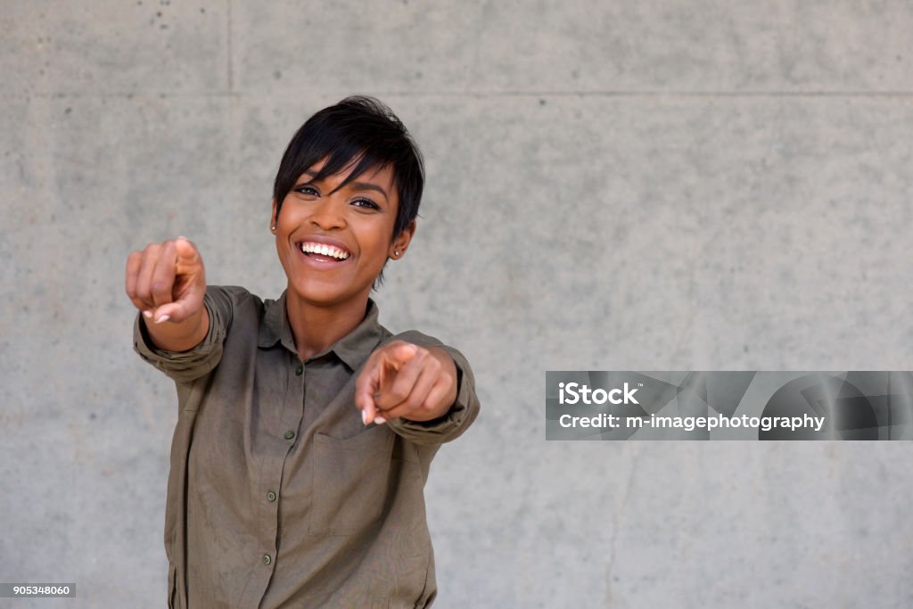 fröhliche junge schwarze Frau Schuldzuweisungen mit Textfreiraum - Lizenzfrei Blick in die Kamera Stock-Foto