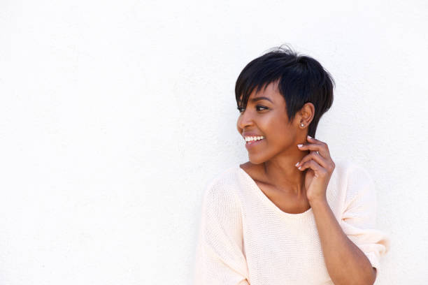 bella giovane donna africana sorridente da sfondo bianco - capelli lisci foto e immagini stock