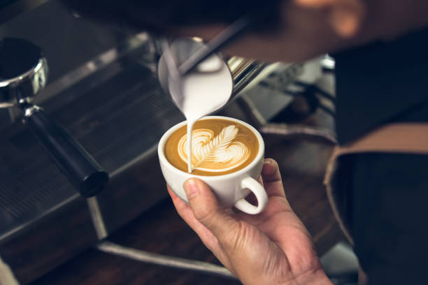 barista co rosetta kształt latte kawy sztuki - cappuccino swirl coffee cafe zdjęcia i obrazy z banku zdjęć