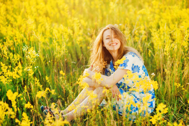 hermosa niña de que las flores del campo atardecer de verano estilo de vida saludable - floral dress fotografías e imágenes de stock