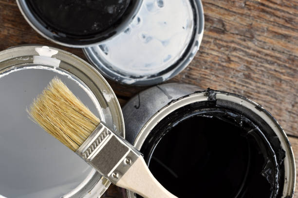 istock Old Used Paint Can and Paint Brush 905357224