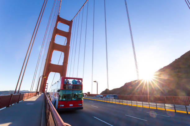 движение по подвесному мосту - gold gate bridge san francisco county стоковые фото и изображения