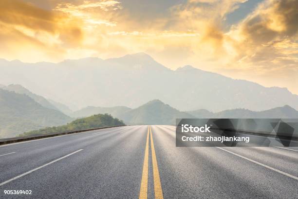 아스팔트도로 산 석양 안개 풍경 도로에 대한 스톡 사진 및 기타 이미지 - 도로, 고속도로, 배경-주제