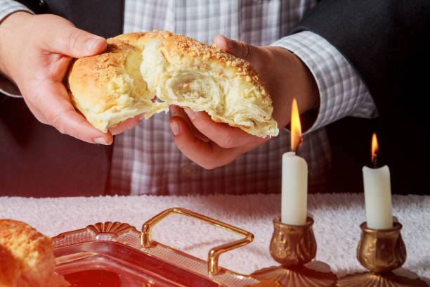 szabat kiddush kompozycja ceremonia z dwoma świecami i tradycyjnym słodkim chlebem challah - passover judaism seder kiddush cup zdjęcia i obrazy z banku zdjęć