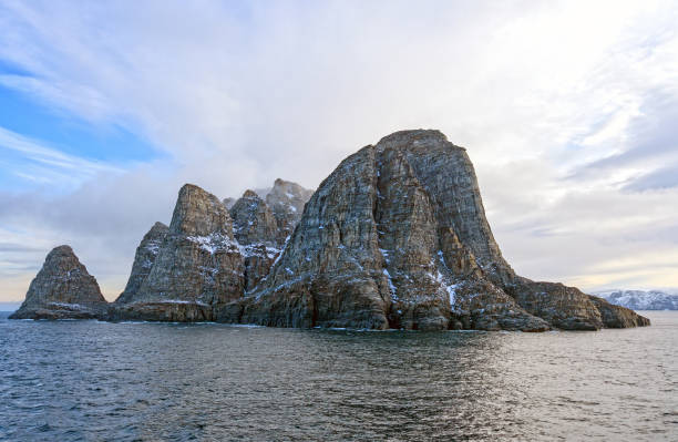 dramatic island in the high arctic - baffin island imagens e fotografias de stock