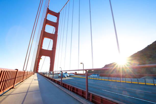 движение по подвесному мосту - gold gate bridge san francisco county стоковые фото и изображения