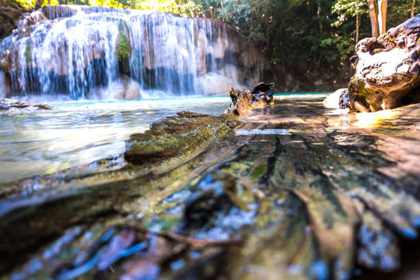 schöne, erawan wasserfall im nationalpark, provinz kanchanaburi, thailand - erawan beauty in nature waterfall clean stock-fotos und bilder