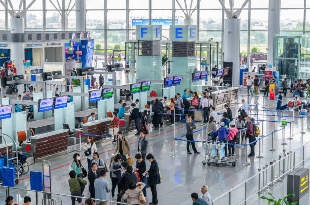 pasajeros pueden ver check-in y esperando su vuelo en el aeropuerto internacional noi bai, vietnam. - 2321 fotografías e imágenes de stock