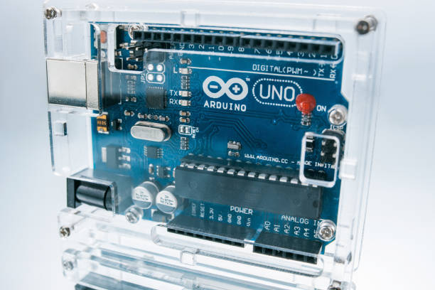 микроконтроллер arduino uno панировочный процессор - breadboard стоковые фото и изображения