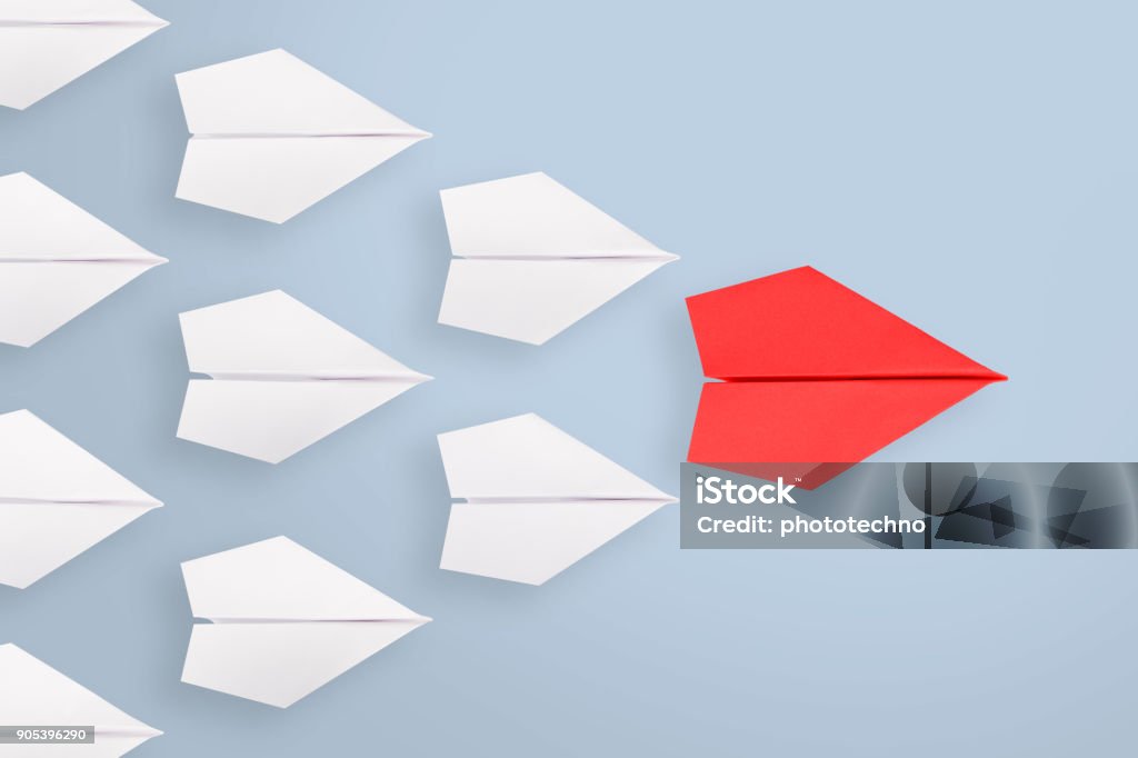Conceptos de liderazgo con avión de papel azul - Foto de stock de Liderazgo libre de derechos