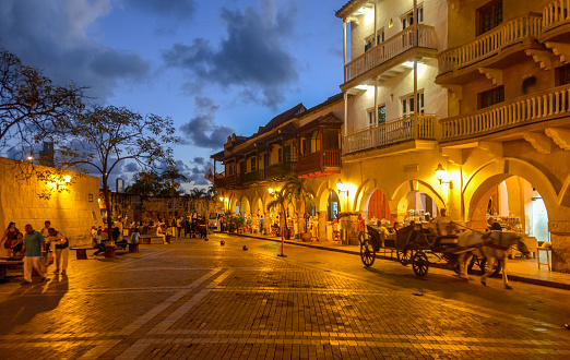 Plaza animada en Cartagena, Colombia photo