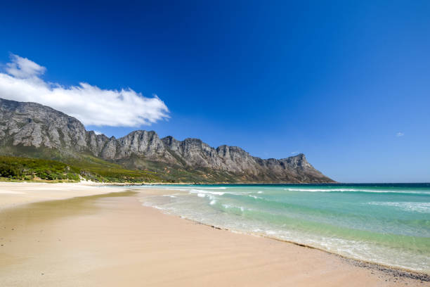 Stunning view of Kogel Bay Beach, located along Route 44 in the eastern part of False Bay near Cape Town between Gordon's Bay and Pringle Bay. Hottentots Holland Mountain range in the background. Stunning view of Kogel Bay Beach, located along Route 44 in the eastern part of False Bay near Cape Town between Gordon's Bay and Pringle Bay. Hottentots Holland Mountain range in the background. gordons bay stock pictures, royalty-free photos & images