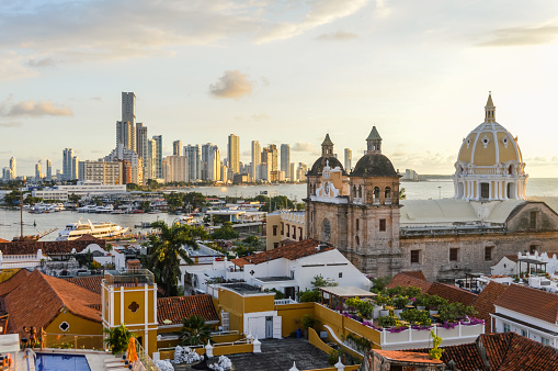 Puesta de sol en Cartagena, Colombia photo