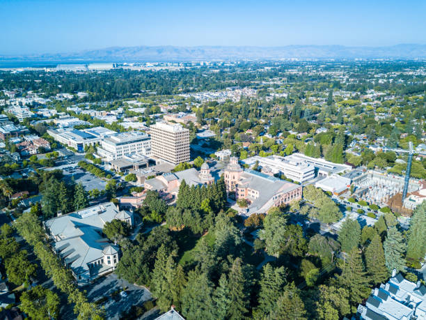 вид с воздуха на центр города маунтин-вью в калифорнии - mountain view стоковые фото и изображения