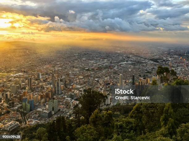 Puesta De Sol En Bogotá Colombia Foto de stock y más banco de imágenes de Bogotá - Bogotá, Colombia, Vista cenital