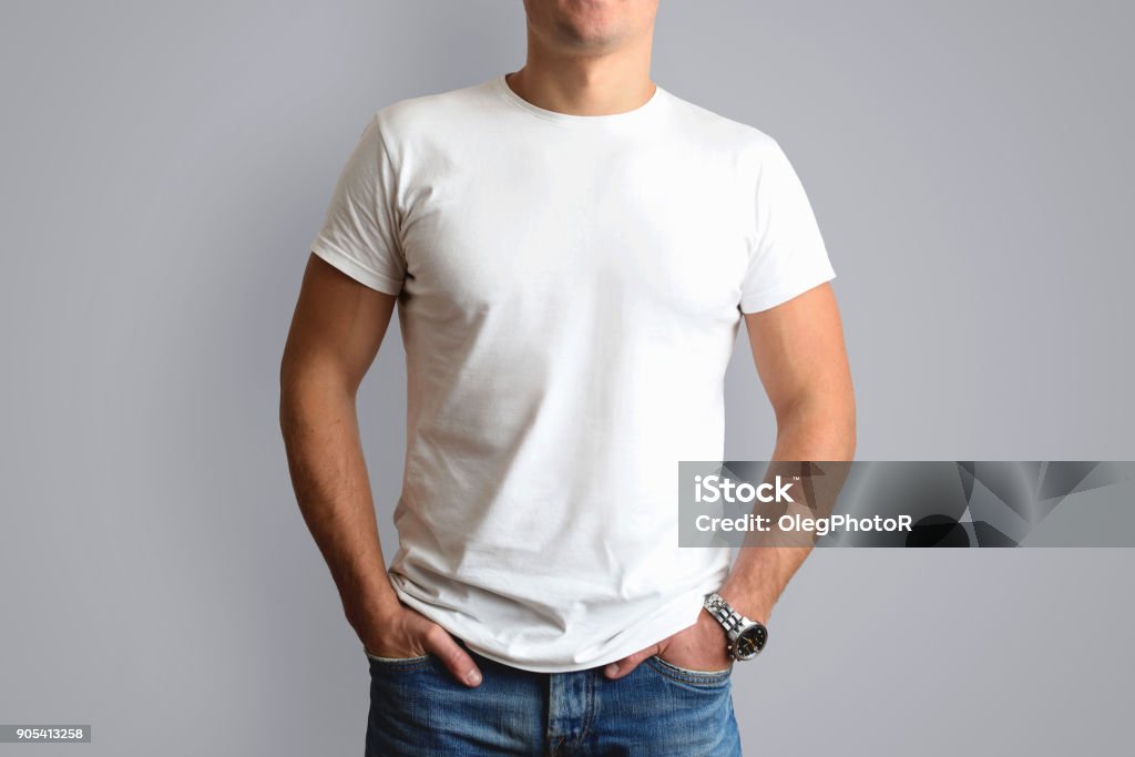Mock-up weißen T-shirt auf einen jungen Schimmel in Blue Jeans. - Lizenzfrei T-Shirt Stock-Foto