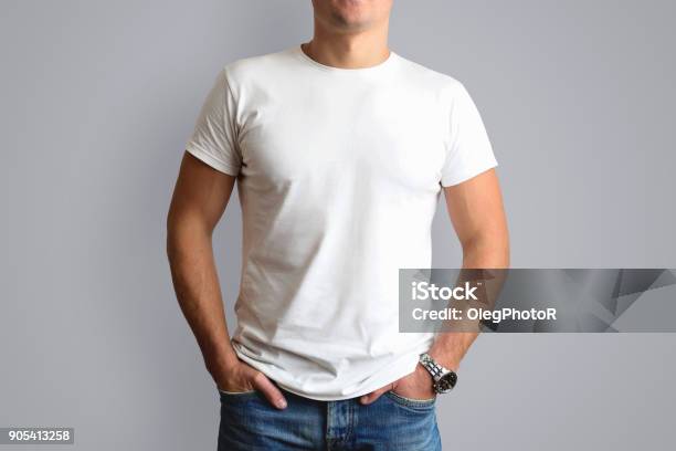 Mockup Weißen Tshirt Auf Einen Jungen Schimmel In Blue Jeans Stockfoto und mehr Bilder von T-Shirt