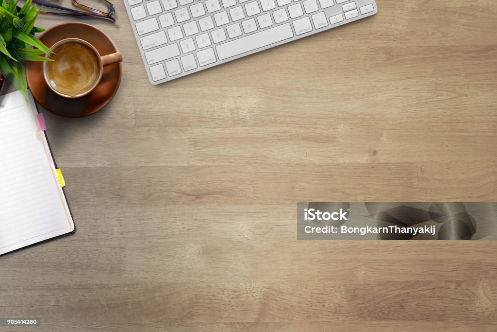 Espaço de trabalho de negócios Mock up: mesa com laptop, notebook e uma xícara de café. Vista superior com espaço de cópia. - Foto de stock de Escrivaninha royalty-free