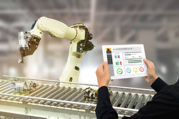 iot industry 4.0 concept,industrial engineer using software (augmented, virtual reality) in tablet to monitoring machine in real time.Smart factory use Automation robot arm in automotive manufacturing concepto de industria 4.0 iot, ingeniero industrial mediante software (aumentada, realidad virtual) en tabletas para monitoreo de máquina en tiempo real. uso brazo de robot de automatización en la fabricación de automóviles de la fábrica inteligente