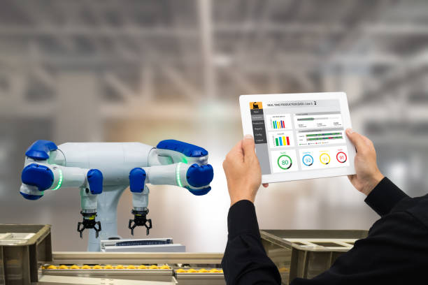 iot industry 4.0 concept,industrial engineer using software (augmented, virtual reality) in tablet to monitoring machine in real time.Smart factory use Automation robot arm in automotive manufacturing concepto de industria 4.0 iot, ingeniero industrial mediante software (aumentada, realidad virtual) en tabletas para monitoreo de máquina en tiempo real. uso brazo de robot de automatización en la fabricación de automóviles de la fábrica inteligente