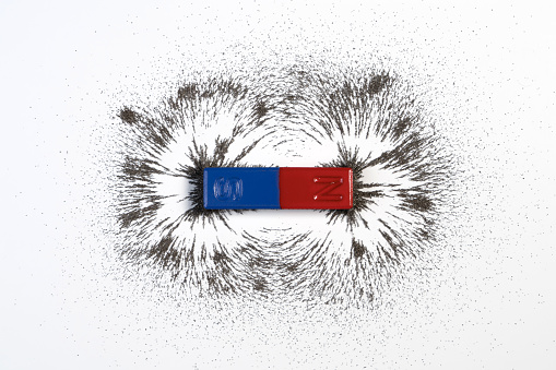 Rojo y azul de la barra imán o física magnético con el campo de magnético de polvo de hierro sobre fondo blanco. photo