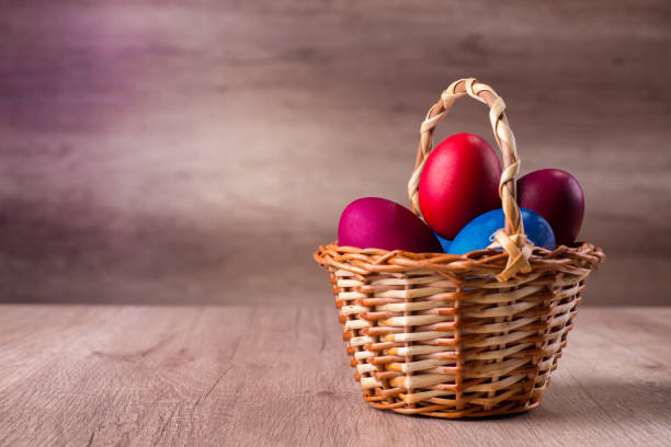 easter egg basket, colorful - red easter blue frame imagens e fotografias de stock