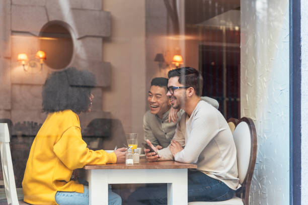 grupo de amigos felizes, conversando no café. - coffee shop people discussion three people - fotografias e filmes do acervo