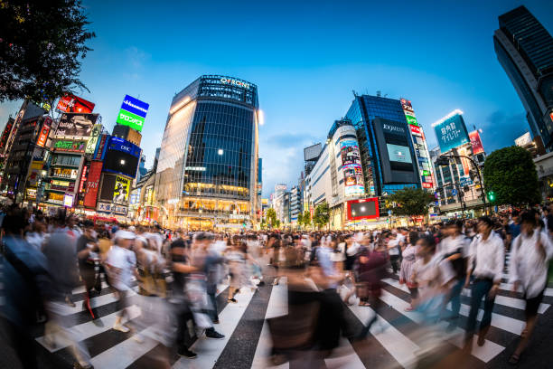 fisheye ansicht von shibuya crossing - crosswalk crowd activity long exposure stock-fotos und bilder