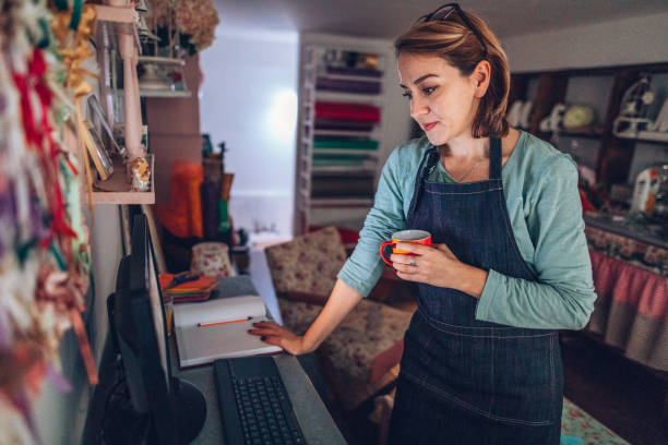 istock Surfing the net in the coffee break 905445688