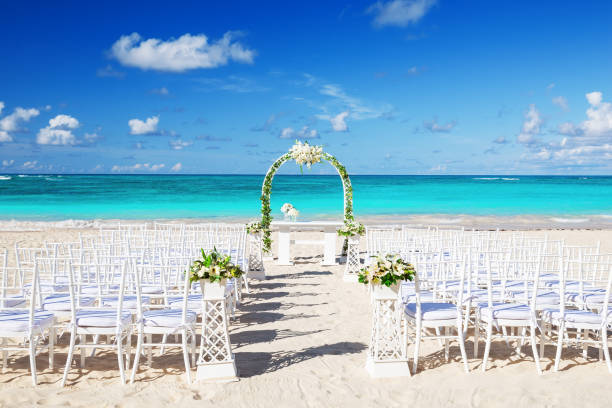 ajuste de boda romántica en la playa - boda playa fotografías e imágenes de stock
