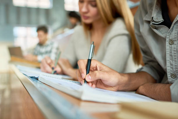 lezione di scrittura studentesca da vicino - studente di scuola secondaria studente foto e immagini stock