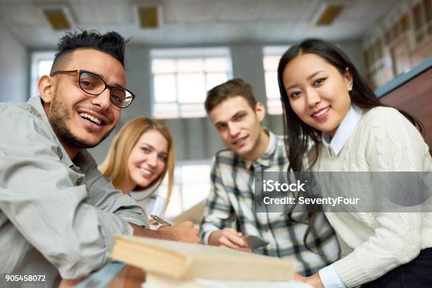 Foto de Alunos Posando Em Classe e mais fotos de stock de Aluno de Universidade - Aluno de Universidade, Grupo de Pessoas, Sala de aula de universidade