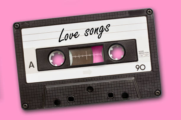 분홍색 배경, 빈티지 오디오 카세트 테이프에 사랑 노래 - data side view close up horizontal 뉴스 사진 이미지