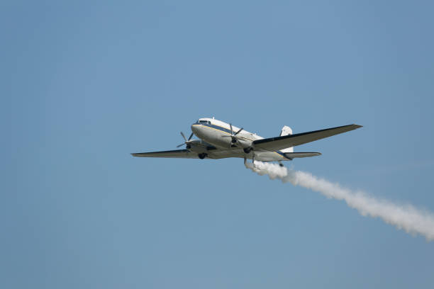 avião com fumaça. - stunt stunt plane airplane small - fotografias e filmes do acervo