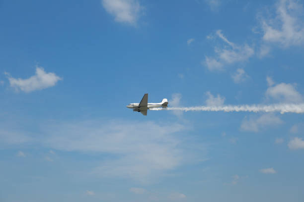 avião com fumaça. - stunt stunt plane airplane small - fotografias e filmes do acervo