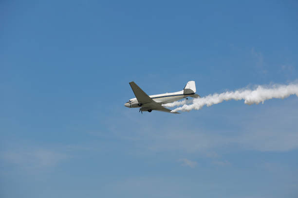 samolot z dymem. - stunt stunt plane airplane small zdjęcia i obrazy z banku zdjęć