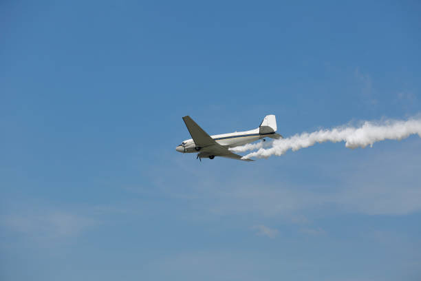 avião com fumaça. - stunt stunt plane airplane small - fotografias e filmes do acervo