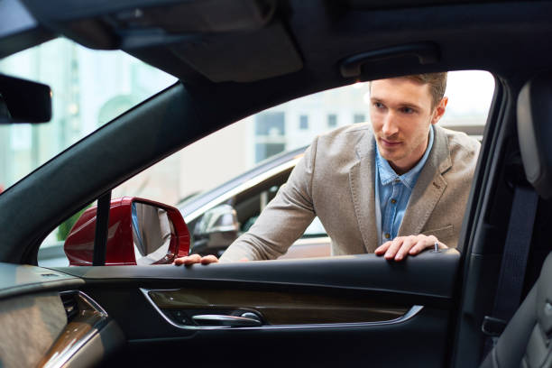 istock Young Man Choosing Car for Rent 905467992