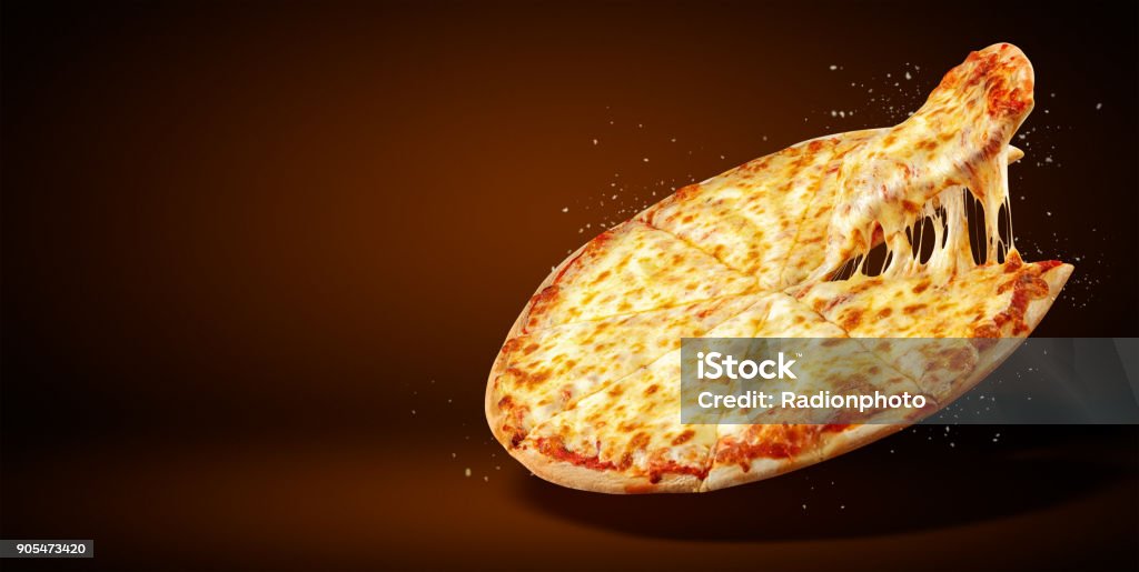Dépliant promotionnel de concept et d’affiches pour les Restaurants ou pizzerias, modèle avec pizza margarita goût délicieux, fromage mozzarella, tomates cerises et copie espace pour votre texte - Photo de Pizza libre de droits